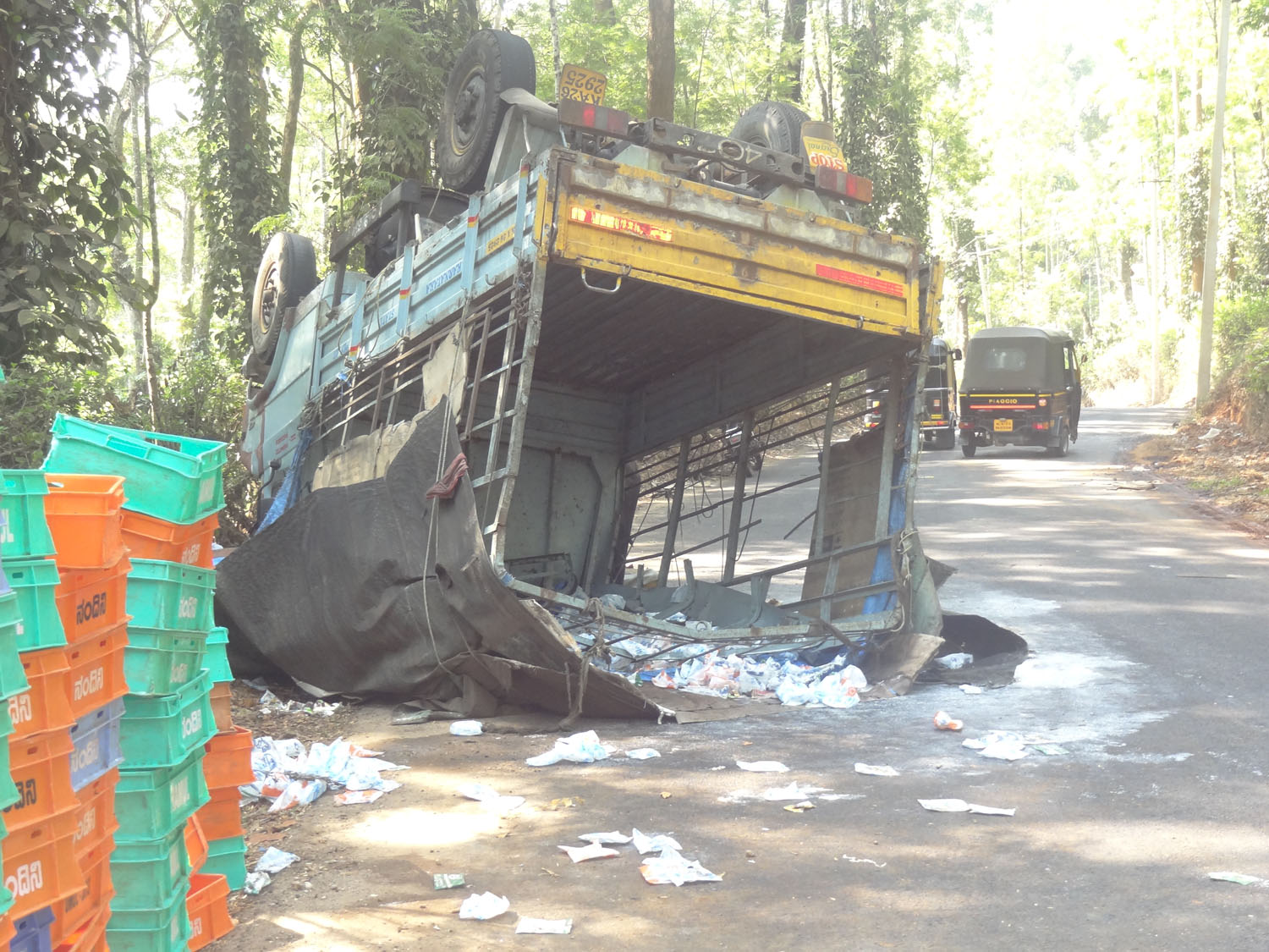 ಲಾರಿ ಪಲ್ಟಿ: ಪ್ರಾಣಾಪಾಯದಿಂದ ಪಾರು